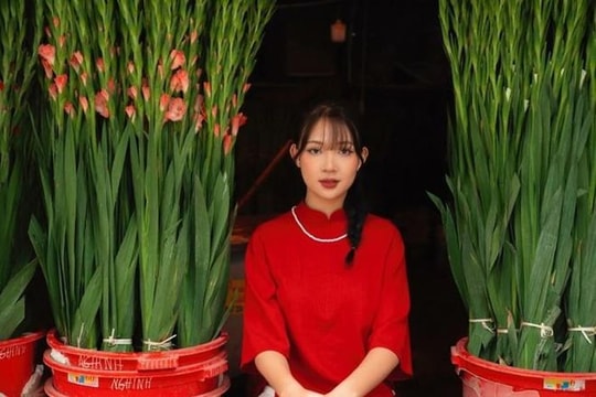 Á hậu Hoa Đan bị nhầm là cô dâu khi diện áo dài xuống phố ngày giáp Tết