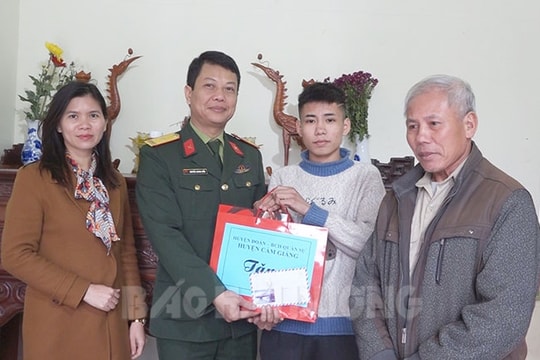 Cẩm Giàng tặng quà thanh niên tình nguyện tham gia nghĩa vụ quân sự