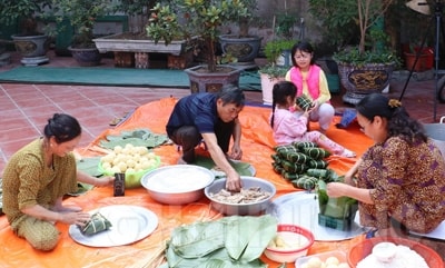 Mang bánh chưng xanh yêu thương đến người nghèo