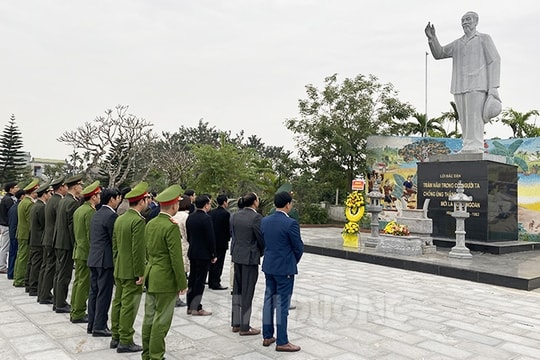 Ninh Giang dâng hương, dâng hoa tưởng niệm Bác Hồ và các anh hùng liệt sĩ