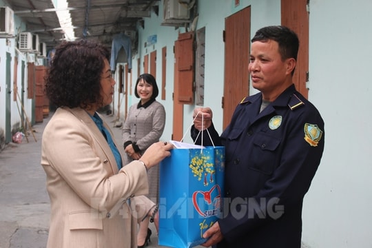 Trao quà cho người lao động không về quê ăn Tết