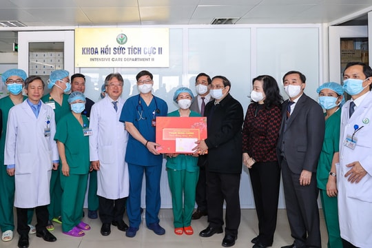 Thăm bệnh viện 30 Tết, Thủ tướng mong bác sĩ chăm bệnh nhân tận tình