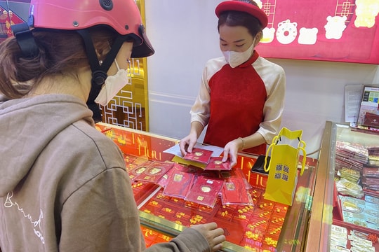 Lì xì vàng ròng đắt khách, doanh nghiệp chốt mua 100 miếng vàng thưởng Tết