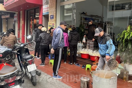 Người dân xếp hàng chờ mua xôi gấc cúng tất niên