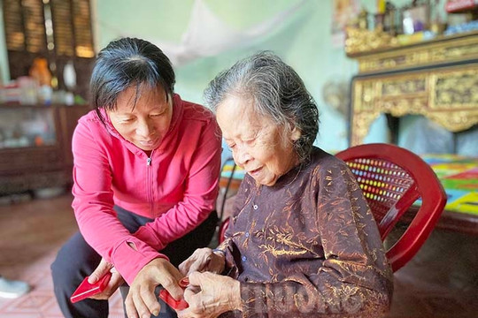 Nâng niu tấm Huy hiệu Bác Hồ 