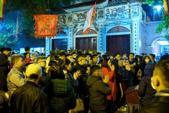 "Biển người" đi lễ Phủ Tây Hồ trong ngày đầu năm mới Quý Mão 2023