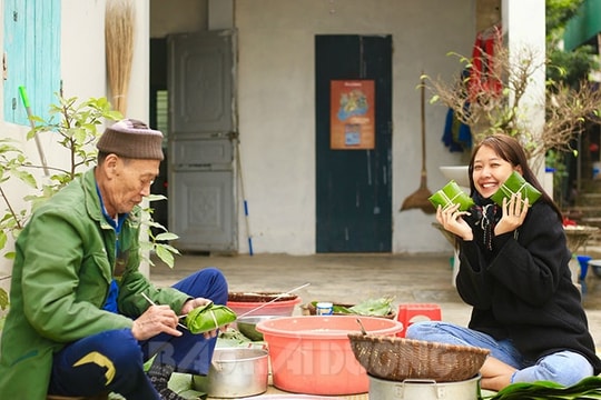 Á hậu Hoa Đan: Hình ảnh gia đình gói bánh chưng luôn ở trong tim