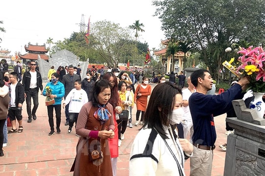 Khách du xuân, cầu an ở đền Bia tăng 50%