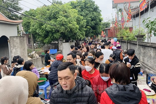 [Photos] Once-a-year Dinh Ca market