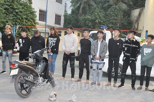 Khởi tố 11 thanh thiếu niên tụ tập đi xe mô tô lạng lách, đánh người, cướp của