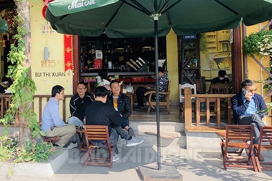 Nhiều quán ăn sáng, cà phê mở cửa trở lại, giá tăng so ngày thường