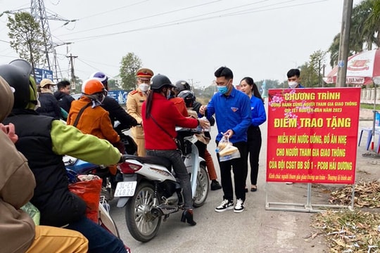 Cảnh sát giao thông Hải Dương phát quà cho người tham gia giao thông 