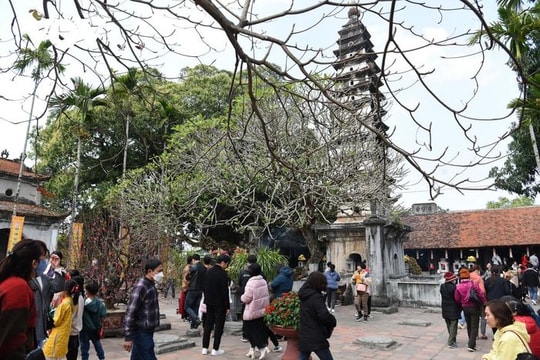 Hàng nghìn người nô nức đổ về Đền Trần du xuân