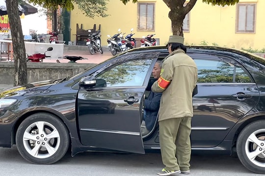 Thu tiền trông giữ ô tô tham quan đền Bia, đền Sượt không đúng quy định 
