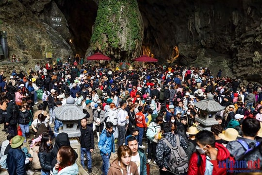 Hàng vạn du khách đổ về chùa Hương ngày khai hội