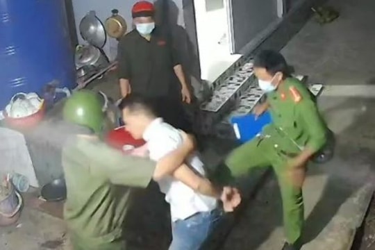 Tạm đình chỉ công tác đại úy công an đá vào người đàn ông say rượu