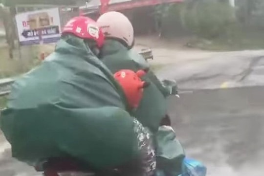 Cô giáo đội mưa, chở con trở lại điểm trường sau Tết gây xúc động 