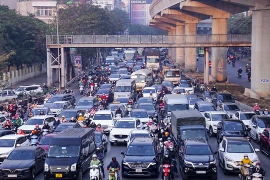 Đường phố Hà Nội ùn tắc, người dân chật vật đi làm trong ngày đầu tuần năm mới