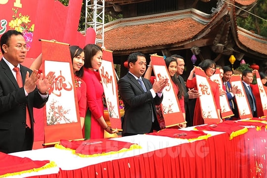 Chi Linh solemnly begins new-year writing at Chu Van An temple