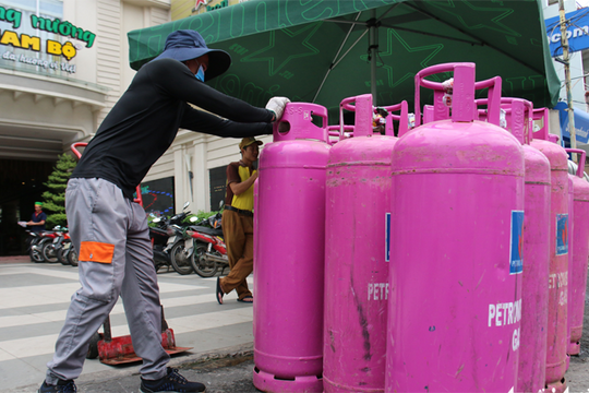 Giá gas tăng "khủng", thêm đến 63.000 đồng mỗi bình 12kg