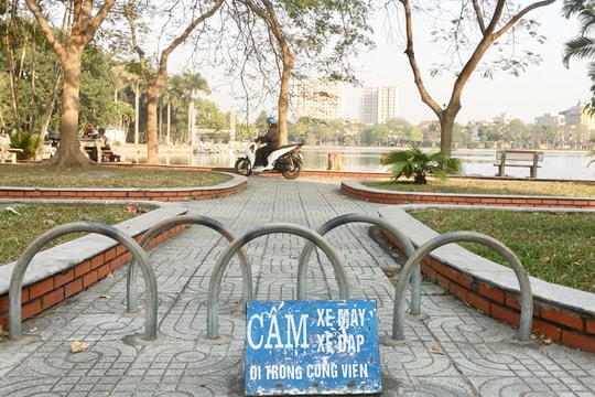 Đi xe máy trong công viên Bạch Đằng
