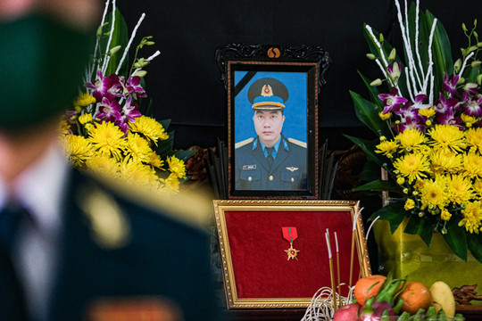 Truy thăng quân hàm cho phi công Trần Ngọc Duy