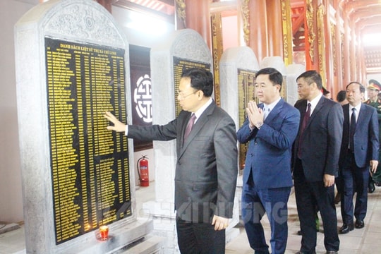 Dâng hương tại đình Đọ Xá, nơi thành lập chi bộ đảng đầu tiên ở Hải Dương