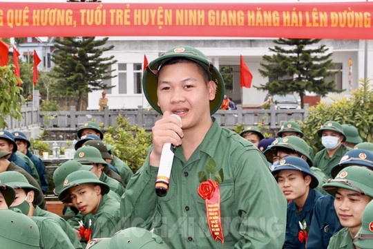 Ninh Giang gặp mặt thanh niên chuẩn bị nhập ngũ tại khu tưởng niệm Bác Hồ