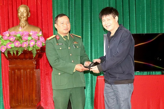 Cán bộ quân sự huyện Nam Sách trả lại của rơi cho người đánh mất
