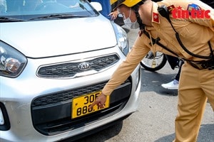 Lái xe bị phạt tiền triệu vì dán băng dính che biển số