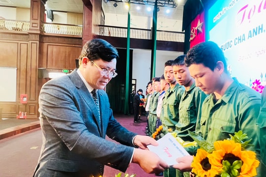 Gia Lộc giao lưu, toạ đàm "Tiếp bước cha anh, xứng danh bộ đội cụ Hồ"