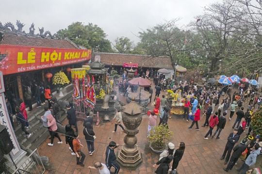 Người dân nô nức đổ về đền Trần trước giờ khai ấn