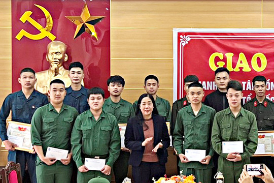 Hội Phụ nữ các cấp tặng quà thanh niên chuẩn bị nhập ngũ