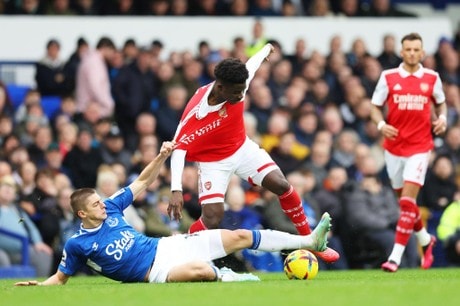 Arsenal thúc thủ trước Everton, nguy cơ bị Man City thu hẹp khoảng cách còn 2 điểm