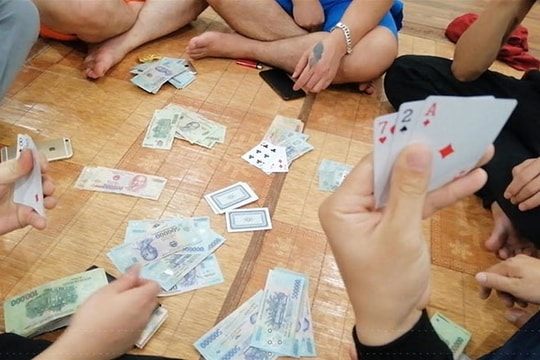 Bắt 11 đối tượng đánh liêng ăn tiền tại xã An Thượng