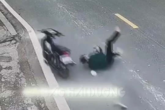 Học sinh phóng nhanh, vượt ẩu gây họa cho người đi đường