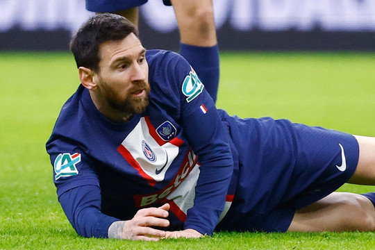 Neymar nhường áo số 10 cho Messi