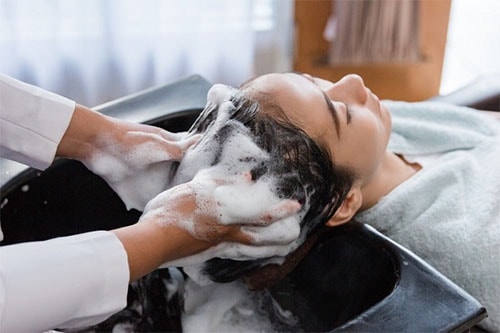 Bí quyết chăm sóc da đầu, hạn chế tóc bết khi nồm ẩm