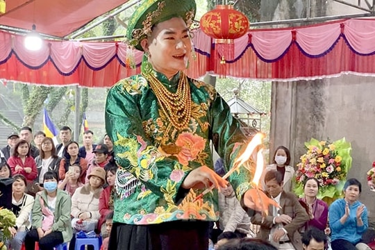 Hàng trăm du khách lên núi An Phụ xem thực hành tín ngưỡng thờ Mẫu Tam Phủ