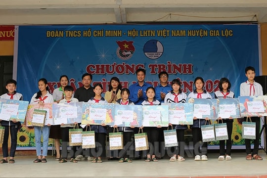 Huyện đoàn Gia Lộc tặng quà học sinh khó khăn tỉnh Bắc Kạn