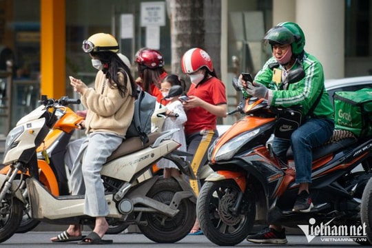 Giết thời gian hay "nghiện" điện thoại khi dừng chờ đèn đỏ?