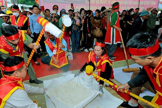 Sôi nổi hội thi giã bánh giầy, nấu chè kho