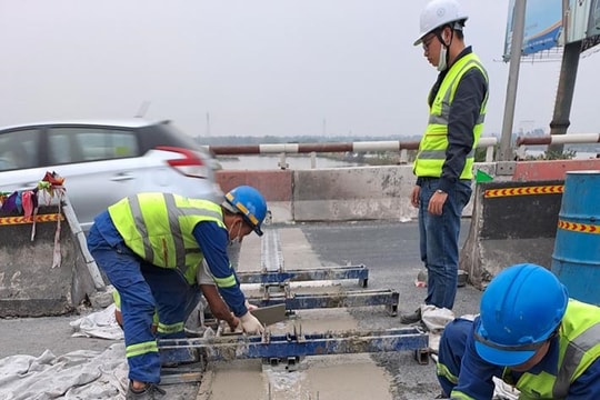 Expansion joints of Lai Vu bridge under repair