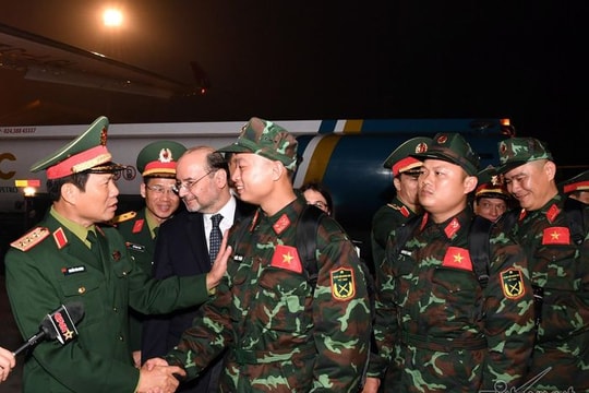 Thứ trưởng Quốc phòng ra tận chân máy bay tiễn 76 sĩ quan sang Thổ Nhĩ Kỳ