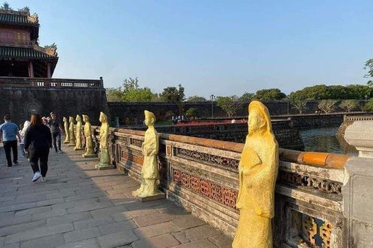 Thu hồi những bức tượng "lạ' trưng bày trước Ngọ Môn