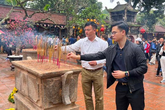 Hơn 11 vạn lượt du khách trẩy hội mùa xuân Côn Sơn - Kiếp Bạc