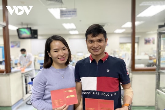 Cặp đôi tặng nhau quà valentine là "sổ đỏ" hiến máu