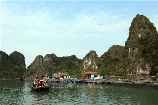 Lên phương án mở thêm điểm tham quan du lịch mới trên vịnh Bái Tử Long
