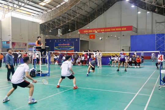 Trường THPT Nguyễn Văn Cừ nhất toàn đoàn Giải cầu lông học sinh THPT