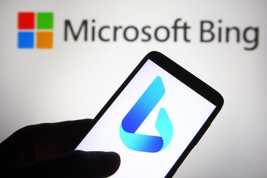 Chatbot của Microsoft cãi tay đôi với người dùng